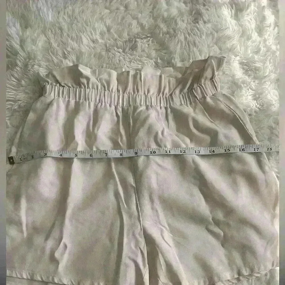 H&M cream shorts - Picture 10 of 10